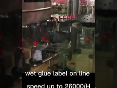 Этикетка с влажным клеем на производственной линии, этикетка на вино в процессе производства