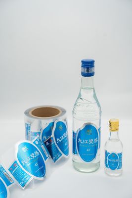 Профессиональная печать на этикетке бутылки с вином